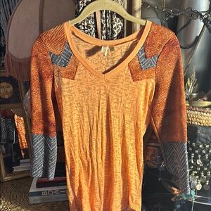 BKE Orange Patterned V‑Neck Women’s Top